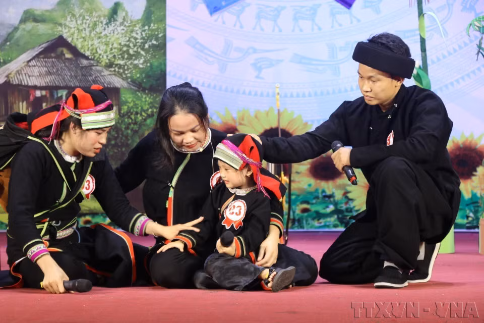 Competencia de comedia del equipo del distrito de Bao Lam en el concurso “Adquirir conocimientos legales sobre el entorno familiar y prevenir y combatir la violencia doméstica” en 2024. (Fuente: VNA)