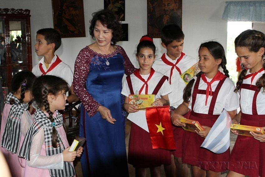 La vicepresidenta de la Asamblea Nacional de Vietnam, Nguyen Thi Kim Ngan, visitó a los niños en la aldea de Ben Tre, provincia cubana de Artemisa (6 de diciembre de 2011). (Foto: VNA)