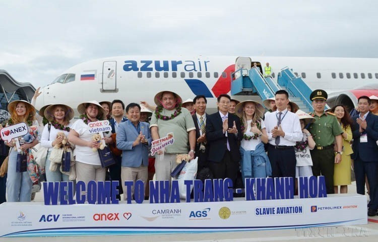 Acto de bienvenida al primer vuelo chárter con 231 turistas a bordo procedente de Rusia que llegó el 17 de marzo de 2025 al Aeropuerto Internacional de Cam Ranh, ciudad costera de Nha Trang, provincia vietnamita de Khanh Hoa. Fue el primer vuelo chárter que trajo visitantes rusos a Nha Trang, cabecera de la provincia central de Khanh Hoa, después que se paralizaron en el 2020 a causa de la pandemia de la COVID-19. (Fuente: VNA)