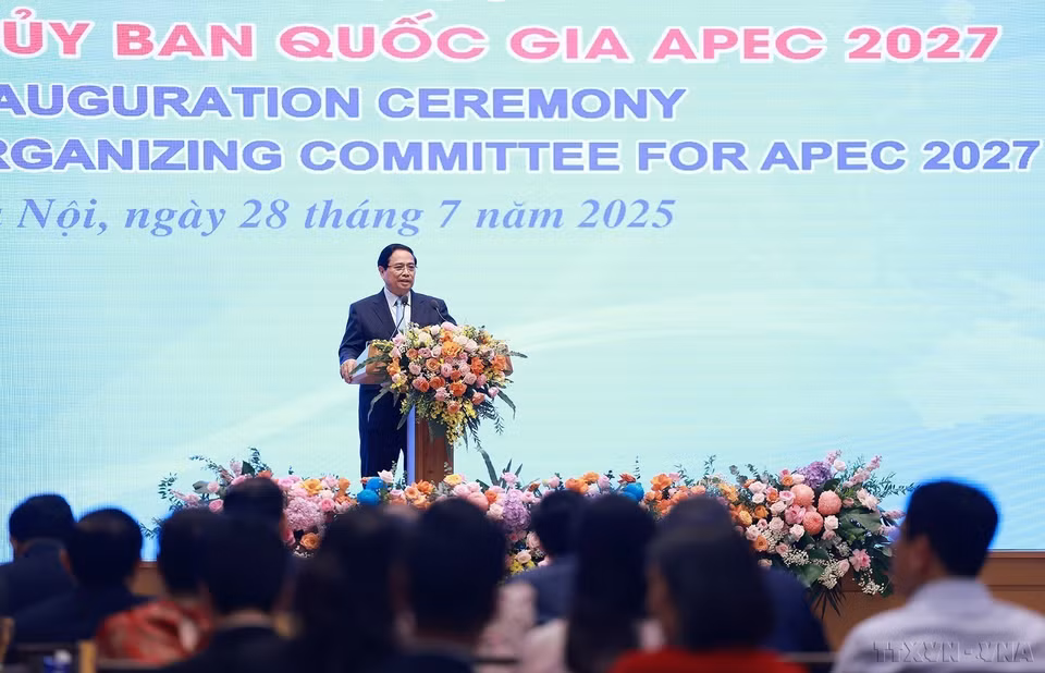 El primer ministro Pham Minh Chinh intervino en la ceremonia de anuncio del establecimiento del Comité Nacional del Foro de Cooperación Asia-Pacífico 2027 (Hanoi, julio de 2025). (Fuente: VNA)
