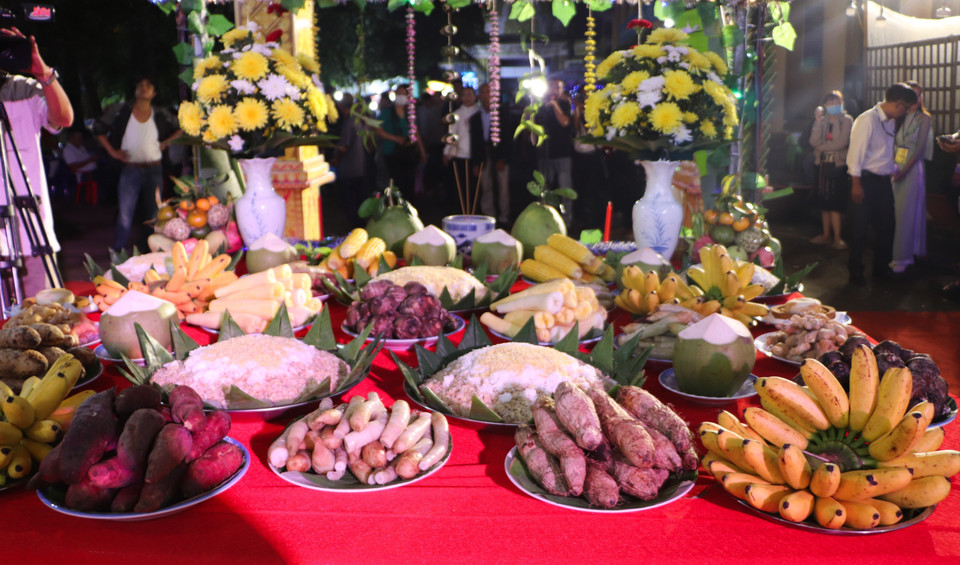 La ceremonia de adoración a la Luna tiene un alto significado espiritual. (Fuente: VNA)