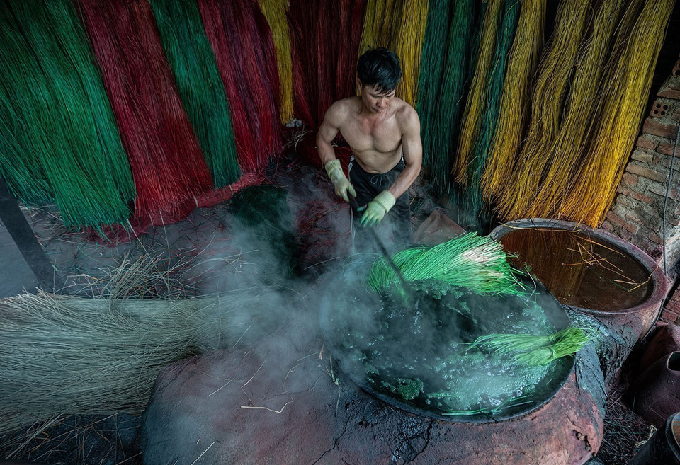 Las fibras de juncos deben sumergirse uniformemente en agua de tinte hirviendo para mantener el color fresco por más tiempo. (Fuente: VNA)