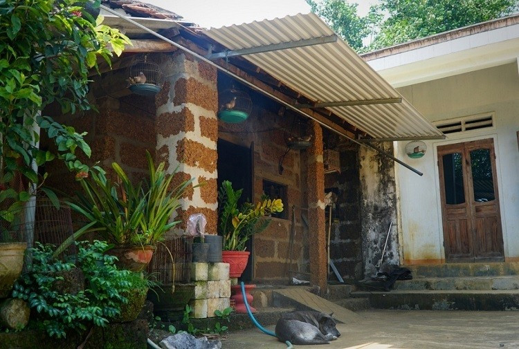 La casa de lateritas se convirtió en cocina cuando la familia construyó una nueva casa. (Fuente: Vnexpress)