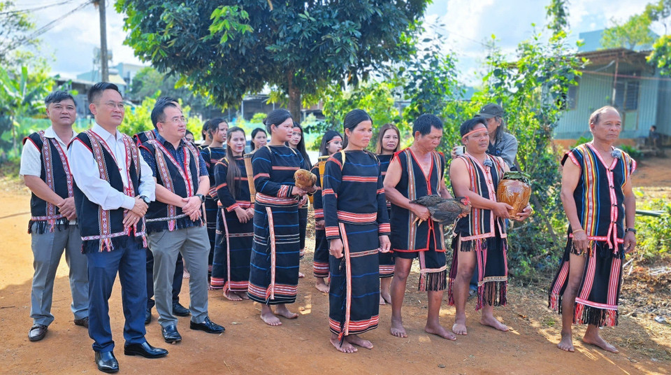 La familia del novio lleva regalos a la familia de la novia durante la ceremonia de propuesta de matrimonio del pueblo Jrai en la provincia de Gia Lai. (Fuente: VNA)