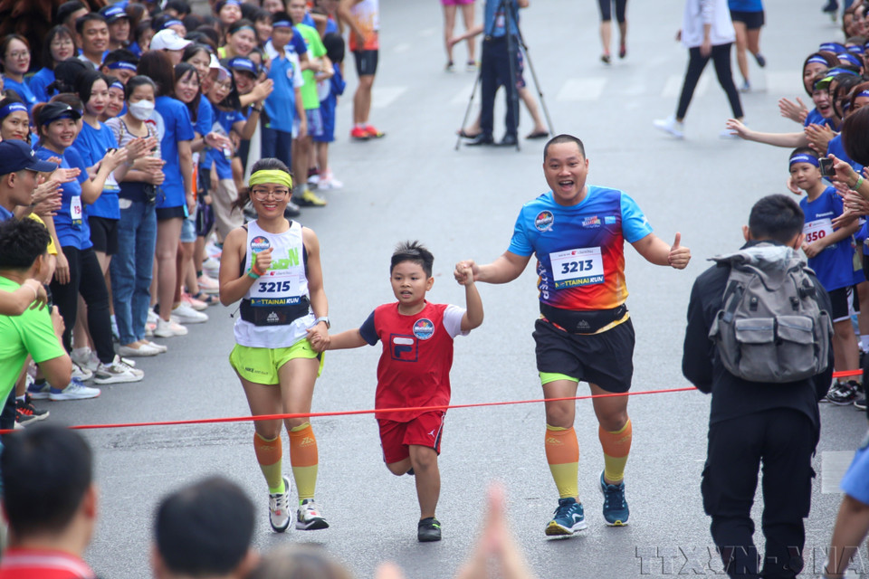 Una familia emocionada participa en la carrera del Festival Mottainai “Da Amor, Recibe Felicidad” 2023. (Fuente: VNA)