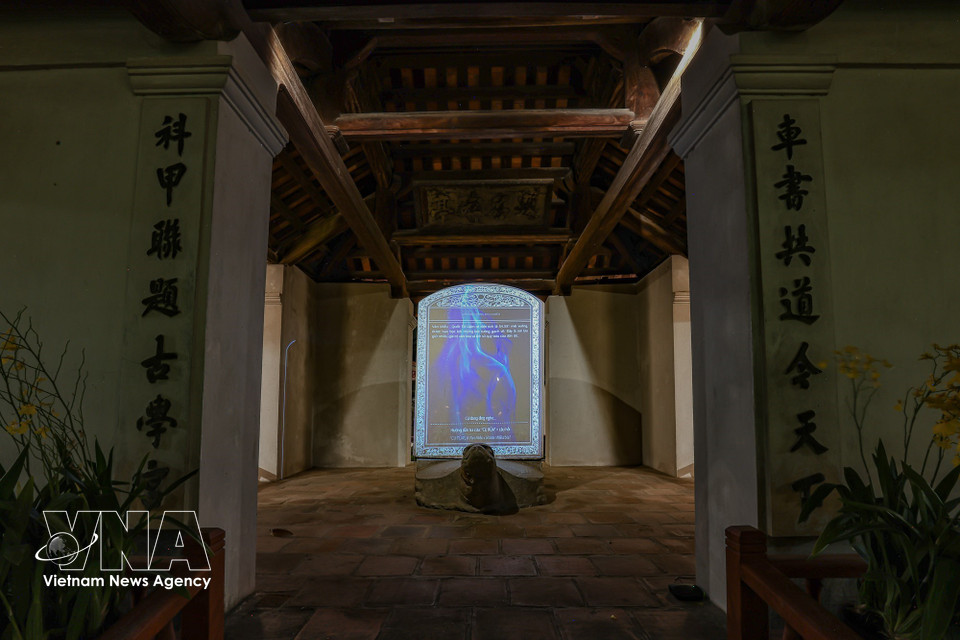Las estelas de piedra del Templo de la Literatura no son solo objetos que preservan la historia, sino que también se están convirtiendo en "herramientas narrativas", gracias a la aplicación de la luz y la tecnología digital, ofreciendo una experiencia interactiva. (Foto: VNA)