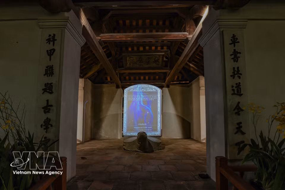 Las estelas de piedra del Templo de la Literatura no son solo objetos que preservan la historia, sino que también se están convirtiendo en "herramientas narrativas", gracias a la aplicación de la luz y la tecnología digital, ofreciendo una experiencia interactiva. (Foto: VNA)