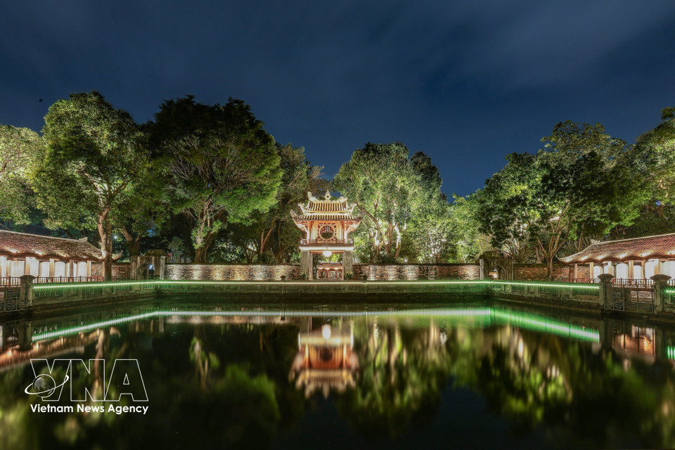 La puerta de Khue Van Cac está iluminada artísticamente, lo que contribuye a resaltar la belleza de la arquitectura tradicional en un entorno moderno. (Foto: VNA)