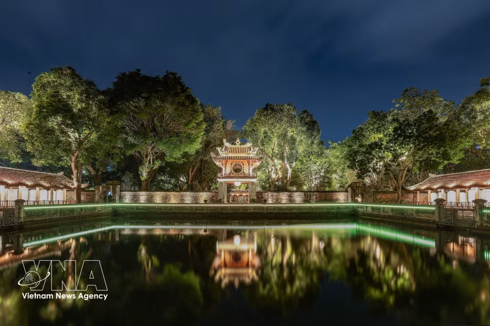 La puerta de Khue Van Cac está iluminada artísticamente, lo que contribuye a resaltar la belleza de la arquitectura tradicional en un entorno moderno. (Foto: VNA)