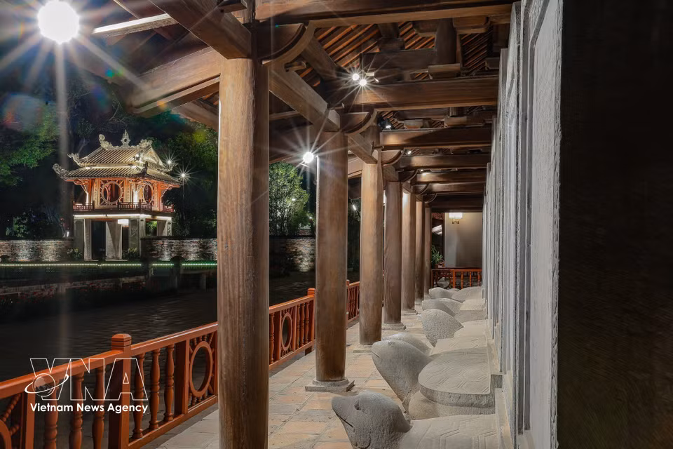 Los valores intelectuales preservados durante cientos de años en el Templo de la Literatura están siendo "renovados", donde la luz se convierte en un puente de conexión entre el pasado y el presente. (Foto: VNA)