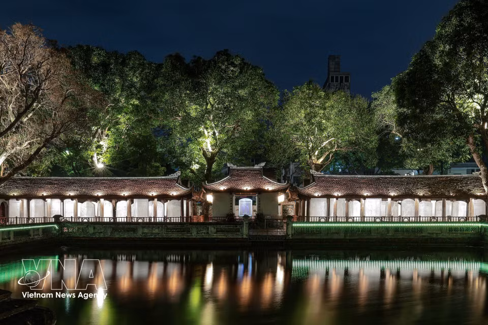 Los efectos de iluminación que se proyectan sobre la superficie de las estelas de piedra y los patrones antiguos ayudan a resaltar los detalles del patrimonio. (Foto: VNA)
