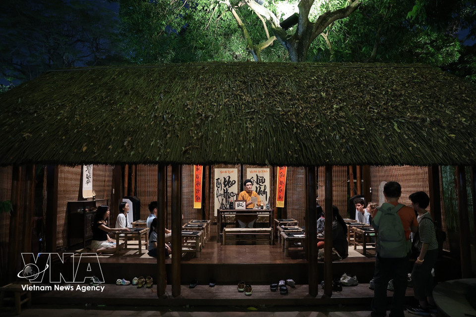 En el Templo de la Literatura se recrea el espacio del aula en el pasado, donde la caligrafía se convierte en un puente de conexión entre la herencia confuciana y la experiencia contemporánea. (Foto: VNA)