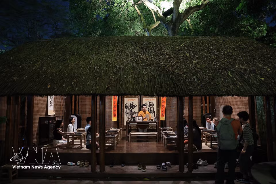 En el Templo de la Literatura se recrea el espacio del aula en el pasado, donde la caligrafía se convierte en un puente de conexión entre la herencia confuciana y la experiencia contemporánea. (Foto: VNA)