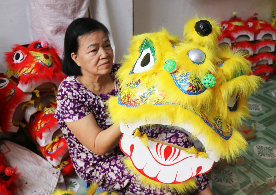 La familia de Truong Thi Kim Chi, del barrio de Phu Xuan, ciudad de Hue, fabrica pequeñas cabezas de león para vender con motivo del Festival del Medio Otoño de 2025. (Fuente: VNA)