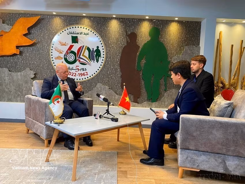 Reporteros del periodístico digital VietnamPlus, perteneciente a la VNA, entrevistan al ministro de Muyahedines (Veteranos de Guerra) y Titulares de Derechos de Argelia, Laid Rebiga, con motivo del 70º aniversario de la Victoria de Dien Bien Phu. (Fuente: VNA)