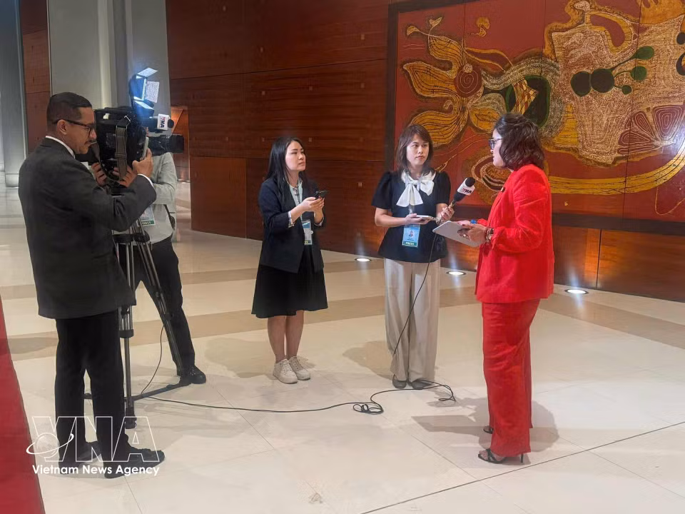 Reporteros de la VNA informan sobre la ceremonia de apertura del Convenio de Hanoi sobre la Prevención de la Ciberdelincuencia (octubre de 2025). (Fuente: VNA)
