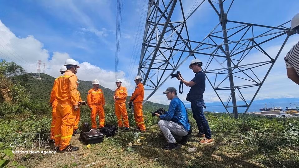 Cobertura periodística de la VNA sobre la finalización de la línea eléctrica de 500 kV de circuito 3, clave para garantizar el suministro eléctrico estable en todo el país. (Fuente: VNA)