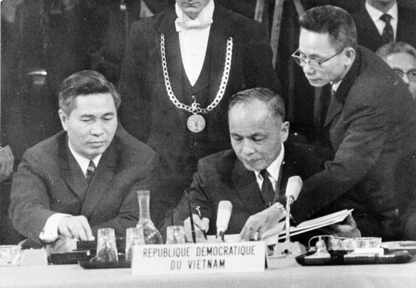 En 1973, la diplomacia vietnamita logró la firma del Acuerdo de París para el fin de la guerra y el restablecimiento de la paz en Vietnam. Estados Unidos y otros países reconocieron el derecho del pueblo vietnamita a la autodeterminación. En la foto: El viceprimer ministro y canciller, Nguyen Duy Trinh, firmó el Acuerdo de París para el fin de la guerra y el restablecimiento de la paz en Vietnam (Francia, 27 de enero de 1973). (Fuente: VNA)