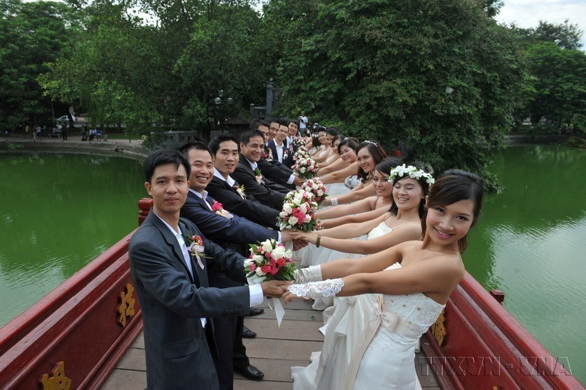 Fotografía de boda grupal de 50 parejas de Vietnam en el lago Hoan Kiem, Hanoi. (Fuente: VNA)