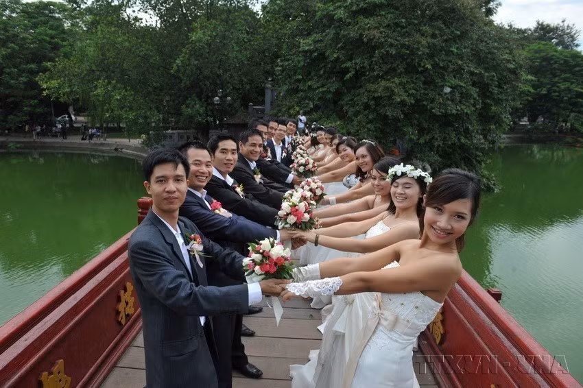 Fotografía de boda grupal de 50 parejas de Vietnam en el lago Hoan Kiem, Hanoi. (Fuente: VNA)