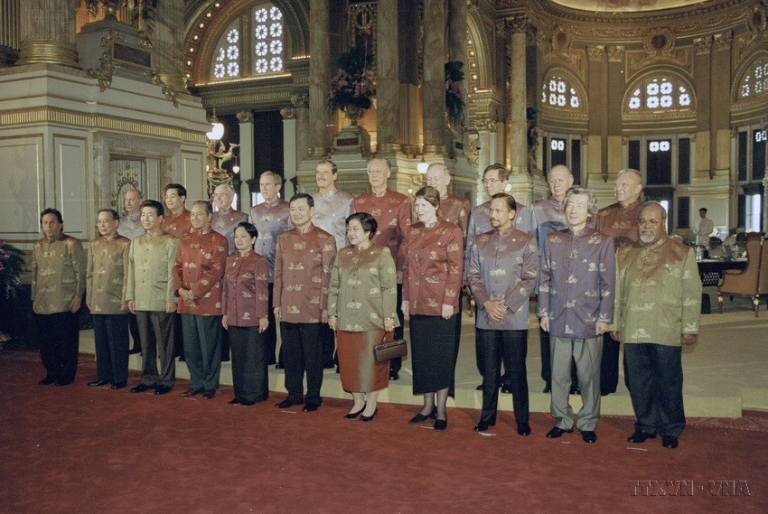 El primer ministro Phan Van Khai y los jefes de las delegaciones que asistieron a la XI Cumbre de APEC se tomaron una foto grupal el 21 de octubre de 2003 en Bangkok (Tailandia). (Fuente: VNA)