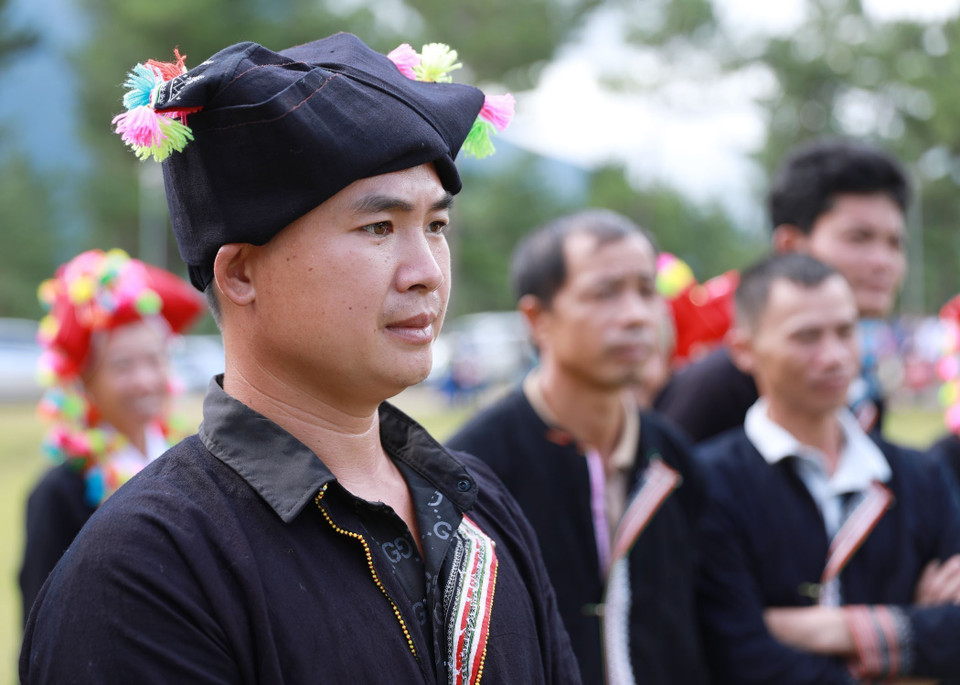 Traje tradicional del novio de la etnia Dao Rojo en el día de su boda. (Fuente: VNA)