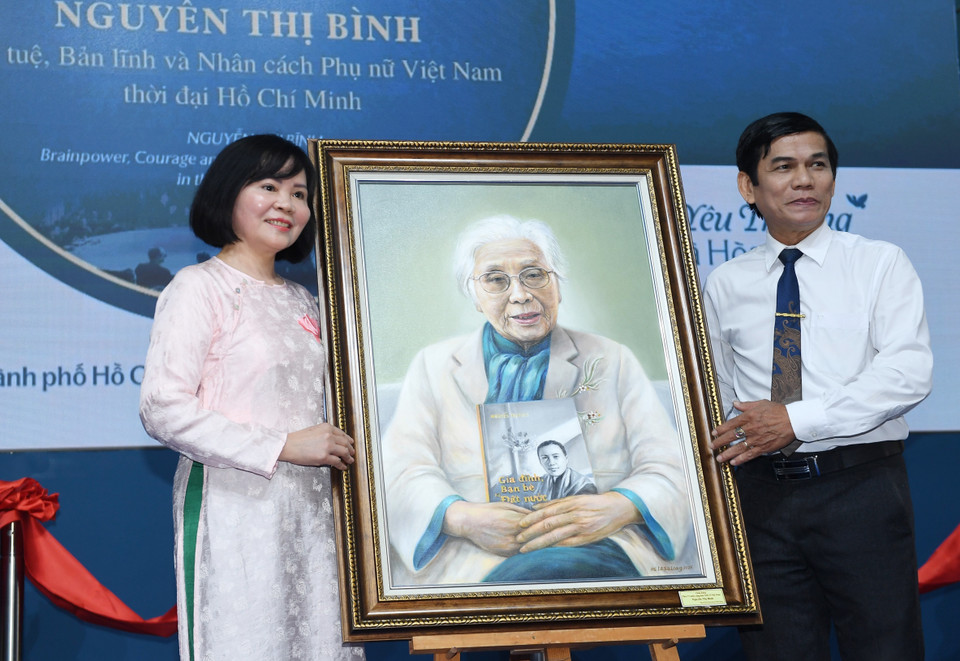 El artista Le Sa ​​​​Long entrega un retrato de Nguyen Thi Binh al Museo del Frente de la Patria de Vietnam - Museo de Mujeres de Vietnam. (Fuente: VNA)