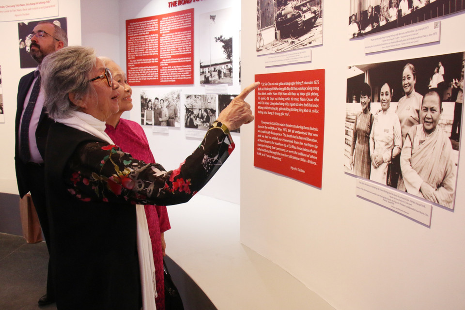 Delegados visitan la exposición temática. (Fuente: VNA)