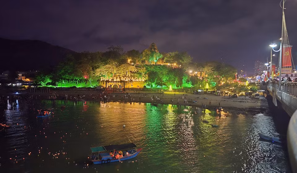 La colorida Torre Ponagar por la noche. (Fuente: VNA)