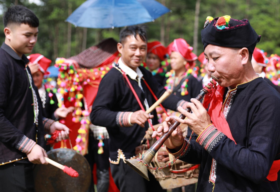 Un equipo de cuatro trompetas y tambores encabeza la procesión nupcial. Esta es una parte indispensable de esta costumbre del pueblo Dao Rojo en Lai Chau. (Fuente: VNA)