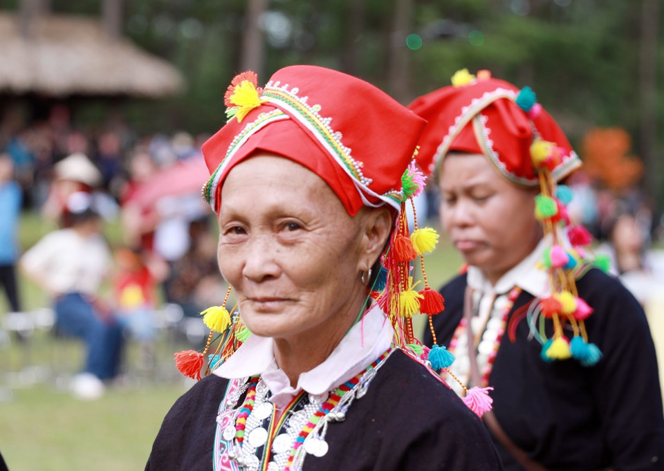 Los familiares de la novia visten trajes tradicionales, con las características culturales del pueblo étnico Dao Rojo. (Fuente: VNA)