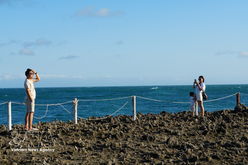 Los turistas toman fotos para capturar bellos momentos en la playa Hang Rai. (Fuente: VNA)