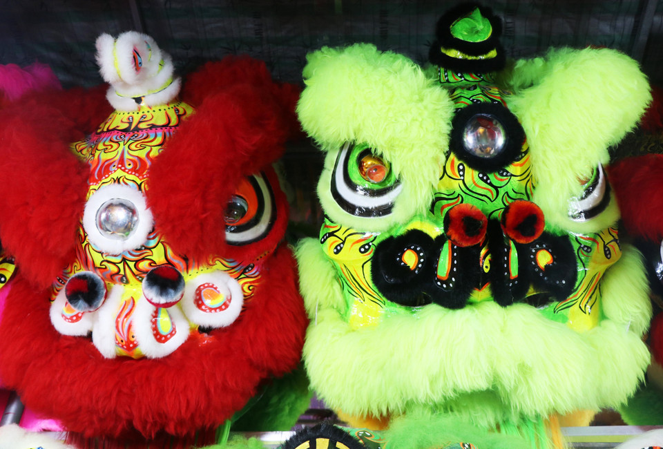 Cabeza de león grande y colorida creada por Truong Nhu Rem, habitante de la calle de Tran Hung Dao, barrio de Phu Xuan. (Fuente: VNA)