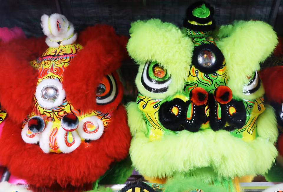 Cabeza de león grande y colorida creada por Truong Nhu Rem, habitante de la calle de Tran Hung Dao, barrio de Phu Xuan. (Fuente: VNA)