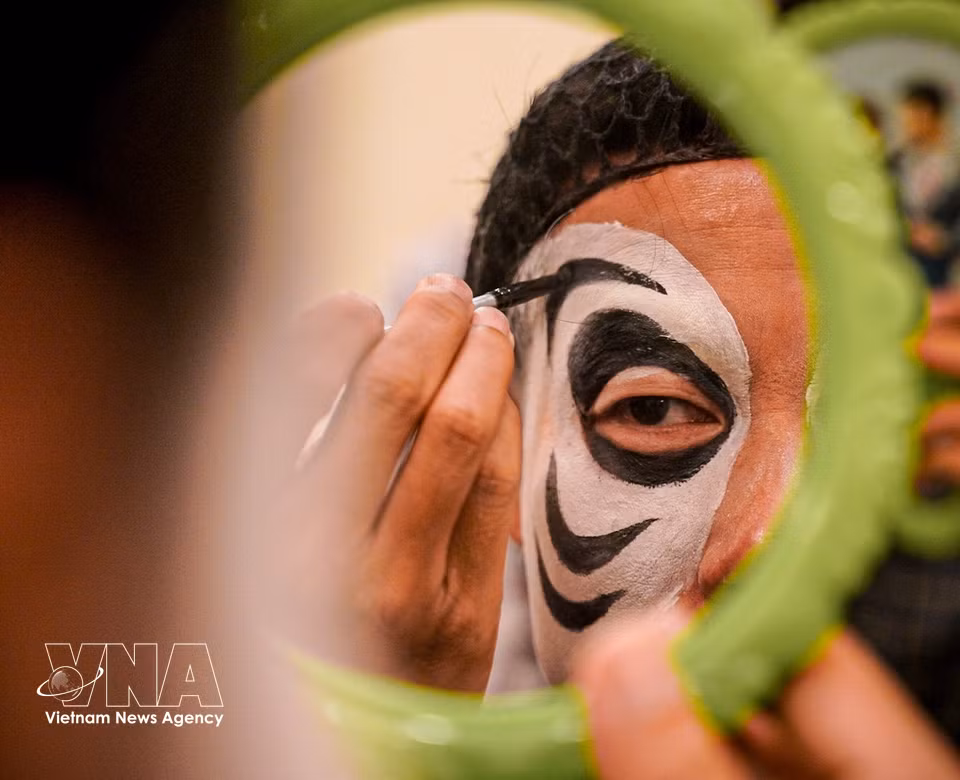 En el arte Tuong, el maquillaje es un proceso elaborado que va más allá de lo estético, ya que sirve para “expresar” la personalidad, el estatus social y la moral del personaje en el momento de salir a escena. (Foto: VNA)