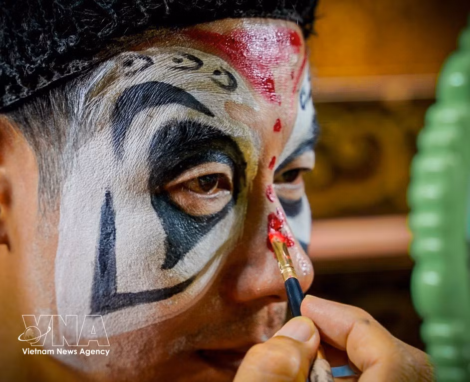 El maquillaje en el arte Tuong es un proceso muy elaborado, no solo con fines estéticos, sino también para “representar” la personalidad, el estatus y la moralidad del personaje en el momento de salir a escena. (Foto: VNA)