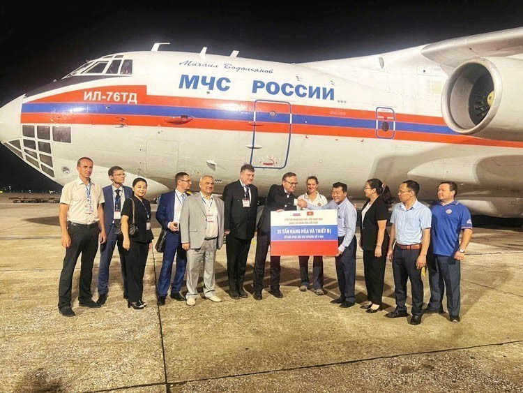 Un vuelo especial del Ministerio de Situaciones de Emergencia de Rusia con 35 toneladas de ayuda humanitaria para apoyar al pueblo vietnamita a superar las consecuencias del super tifón Yagi llegó al Aeropuerto Internacional de Noi Bai (Hanoi) en la tarde del 20 de septiembre de 2024. (Fuente: VNA)