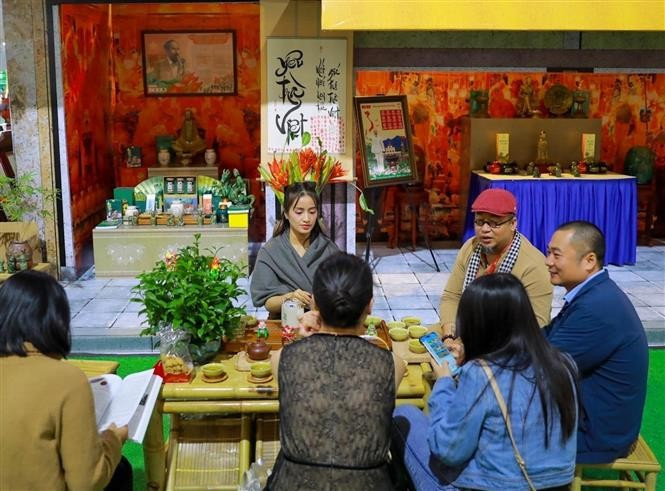 Visitantes disfrutan del té en un pabellón de productos artesanales en la Feria de Otoño 2025. (Fuente: VNA)