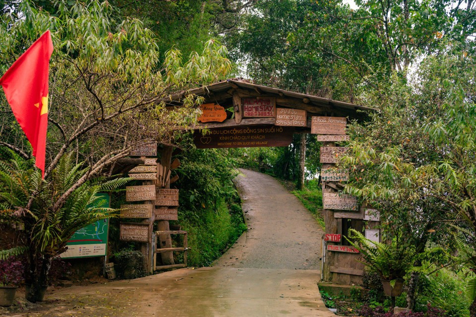 Enclavado a mitad de la montaña Son Bac May, a más de 1.500 metros sobre el nivel del mar, a unos 30 km de la ciudad de Lai Chau, el pueblo de Sin Suoi Ho (comuna de Sin Suoi Ho, provincia de Lai Chau) atrae a turistas amantes de la exploración gracias a sus majestuosos paisajes naturales y su clima fresco. (Fuente: VNA)