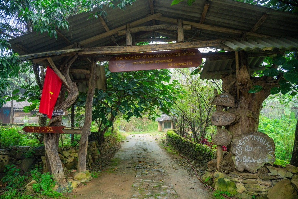 Los habitantes de Sin Suoi Ho dicen que este lugar es hermoso en cualquier estación. En primavera florecen los melocotoneros y ciruelos. En verano, el aire fresco se respira junto a los arroyos. En otoño, los campos en terrazas se tiñen de un dorado intenso. En invierno, la niebla envuelve todo el pueblo, creando un paisaje romántico. (Fuente: VNA)
