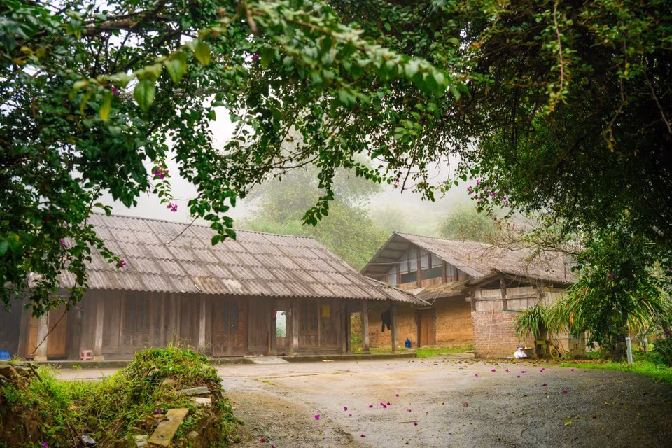 En Sin Suoi Ho, los valores indígenas se conservan bastante intactos, desde las fiestas tradicionales, las costumbres, los trajes típicos, la gastronomía, la arquitectura de cada casa hasta las cercas de piedra cubiertas de musgo que serpentean por el pequeño sendero que conduce al pueblo. (Fuente: VNA)