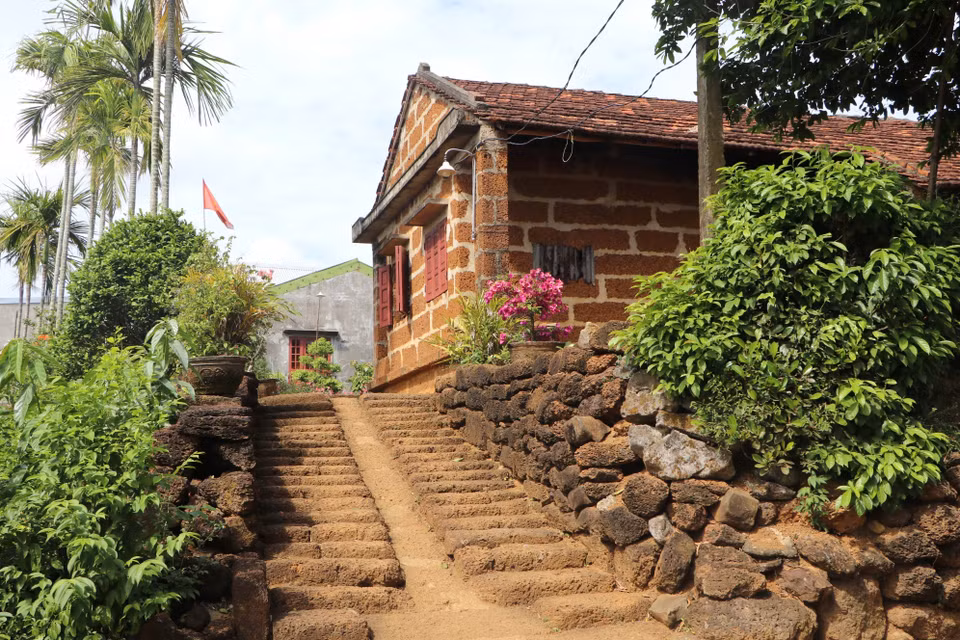 Casas construidas con roca laterita en la comuna de Binh Hai, distrito de Binh Son, provincia de Quang Ngai. (Fuente: VNA)