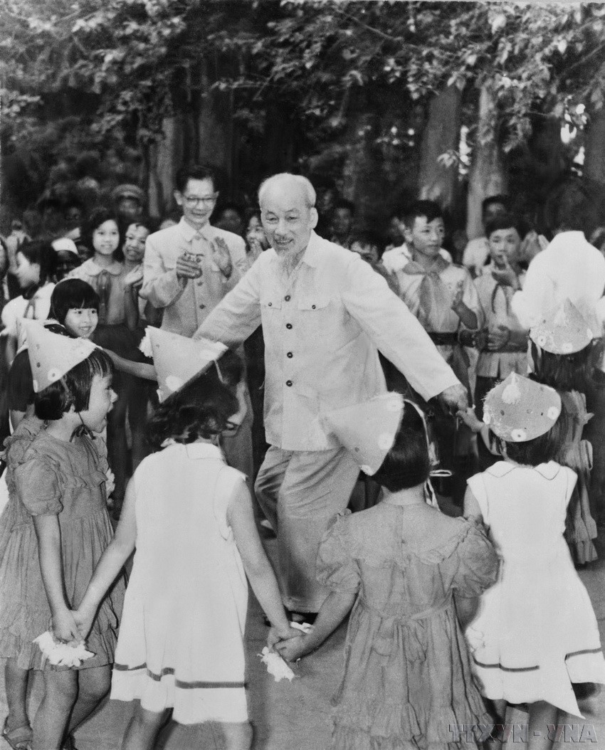 El Tío Ho bailó y cantó alegremente con los niños en el Palacio Presidencial con motivo del Día Internacional del Niño, el 1 de junio de 1960. (Fuente: VNA)