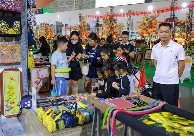 Los puestos de artesanía tradicional en el espacio "Quintaesencia del Otoño de Hanoi" atraen a muchos lugareños y turistas. (Fuente: VNA)