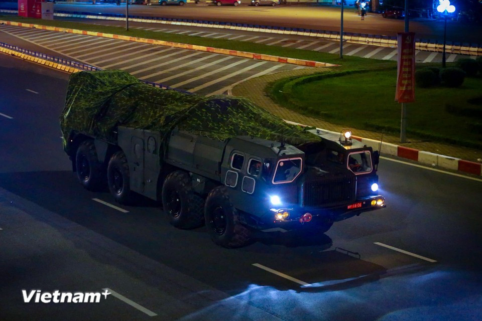 Anteriormente, en la noche del 18 de agosto, una serie de equipos militares al servicio del evento A80 también fueron transportados al centro de Hanoi. (Fuente: VNA)
