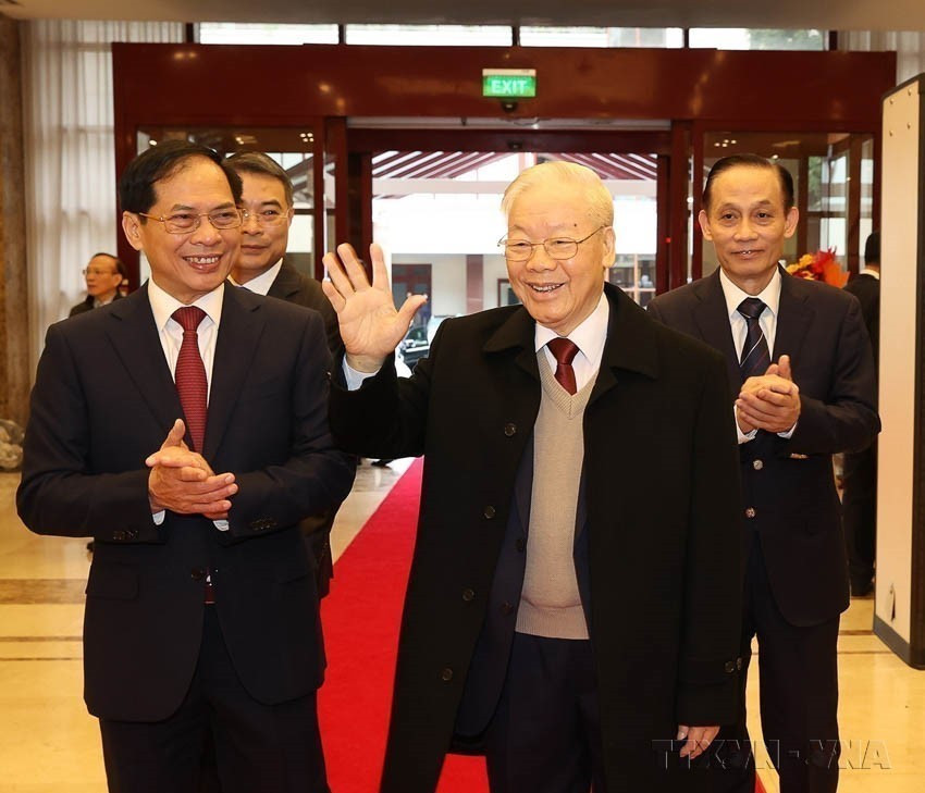 El secretario general del Partido Comunista de Vietnam, Nguyen Phu Trong, asistió a la 32.ª Conferencia Diplomática, con el tema: "Promover el papel pionero, construir una diplomacia integral, moderna y fuerte, implementando con éxito la Resolución del 13.º Congreso Nacional del Partido", organizada tanto en formato presencial como en línea (Hanoi, 19 de diciembre de 2023). (Fuente: VNA)