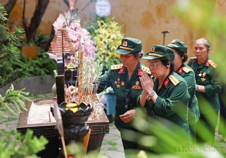 Testigos históricos del movimiento "Tres Listos", ex miembros del Equipo de Conductoras Femeninas de Truong Son y ex combatientes voluntarios de la Carretera 20 Quyet Thang ofrecieron inciensos para conmemorar a los héroes y mártires (23 de abril de 2025). (Fuente: VNA)