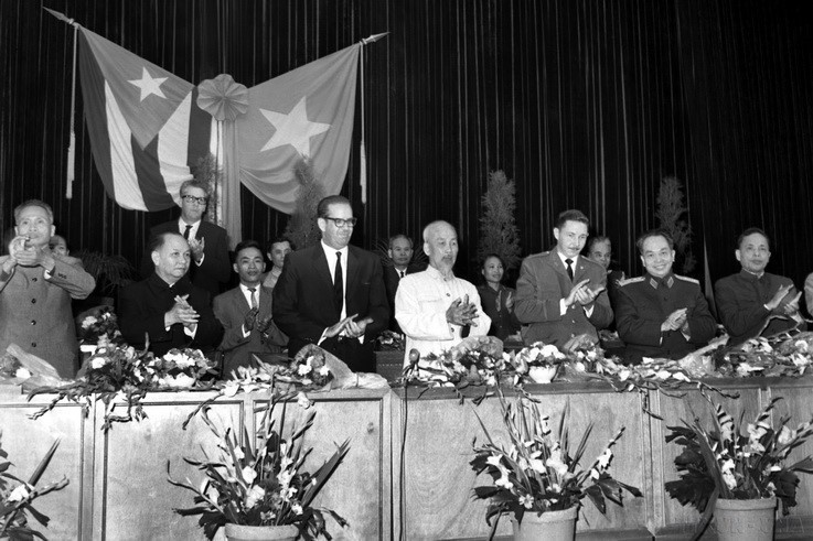 El Presidente Ho Chi Minh y otros dirigentes vietnamitas de alto rango asistieron a un mitin de más de mil delegados de todas las masas populares de Hanoi para dar la bienvenida a la delegación del Partido y Gobierno Revolucionario de Cuba, encabezada por el presidente Osvaldo Dorticós Torrado durante su visita a Vietnam a finales de octubre de 1966. (Foto: VNA)