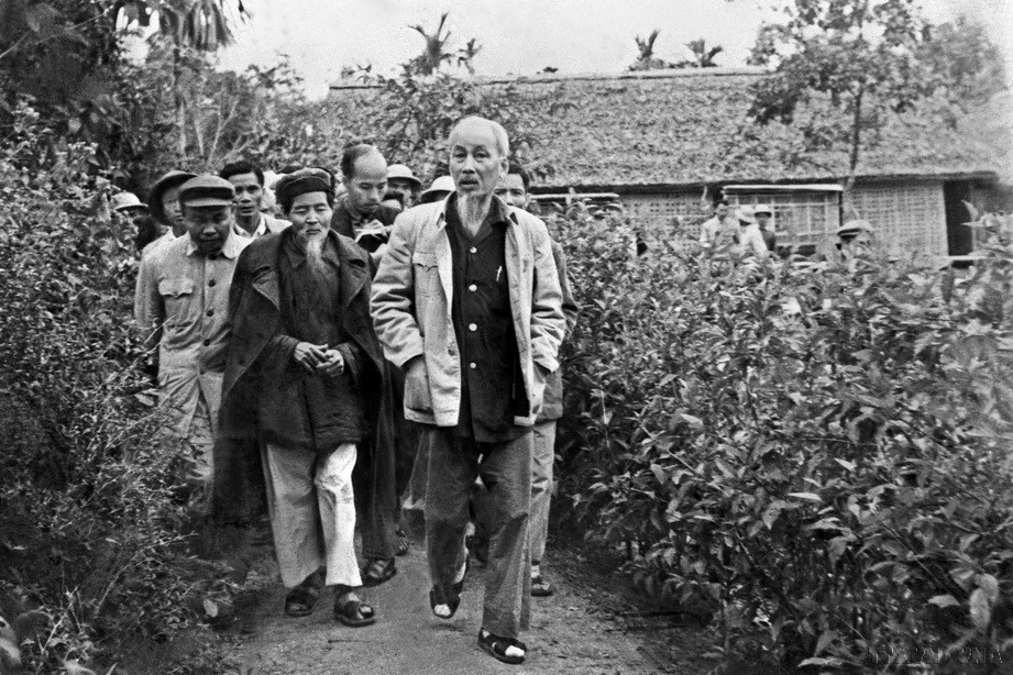 El Presidente Ho Chi Minh en una visita a su antigua casa en Lang Sen (Aldea de Loto), comuna de Kim Lien, distrito de Nam Dan, provincia central de Nghe An (diciembre de 1961). (Fuente: VNA)
