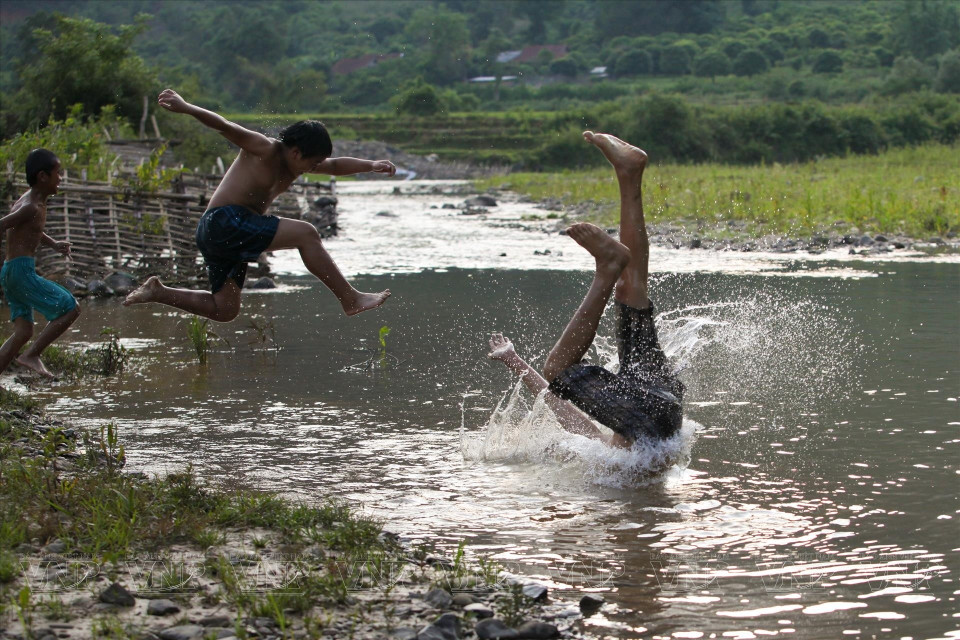 Con sus valores culturales, la actividad de bañarse en arroyos contribuirá a atraer a turistas nacionales y extranjeros para visitar y explorar la región noroeste de Vietnam. (Fuente: VNA)